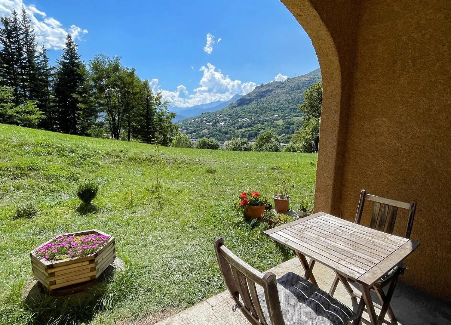 Appartement Tres Calme 2 Chambres Avec Parking Et Jardin Prive Sur Les Hauteurs De Briancon 0*, Briançon