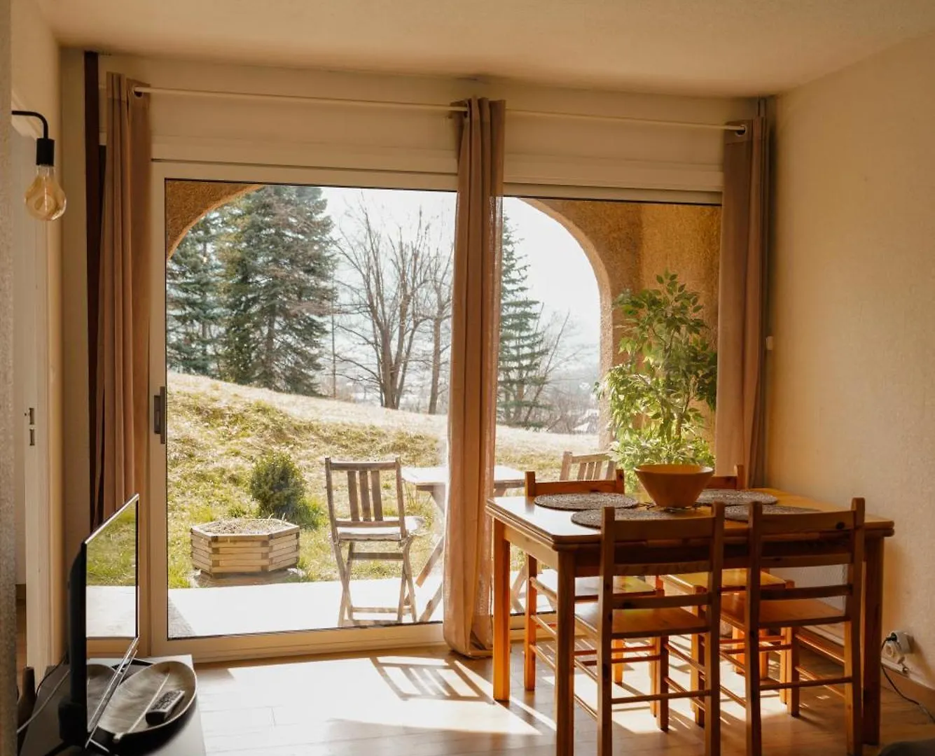 Appartement de montagne au calme rez de jardin sur les hauteurs de Briançon